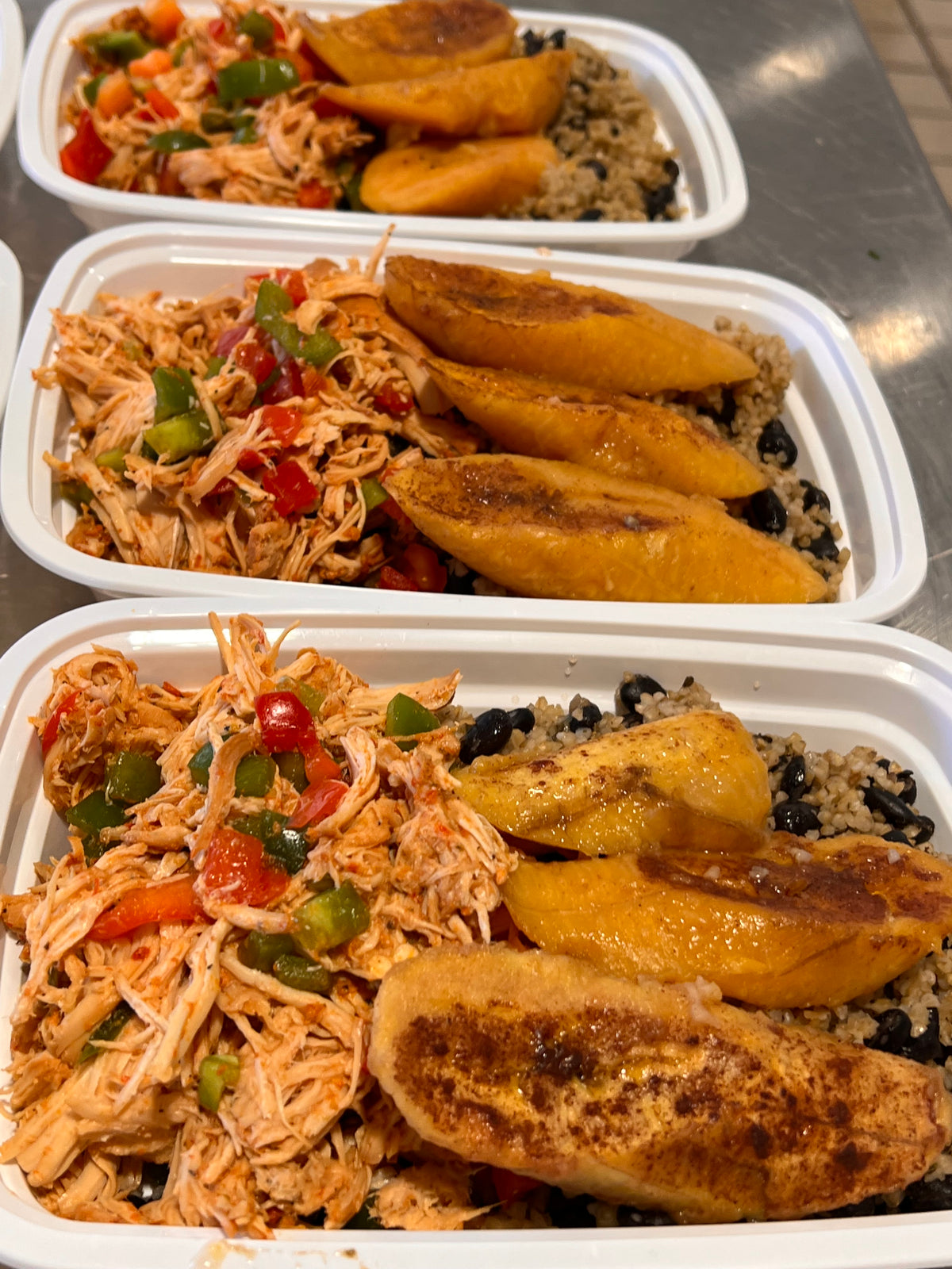 Pollo a la Pimienta Roja, Bulgur/Frijoles Negros y Plátanos Dulces