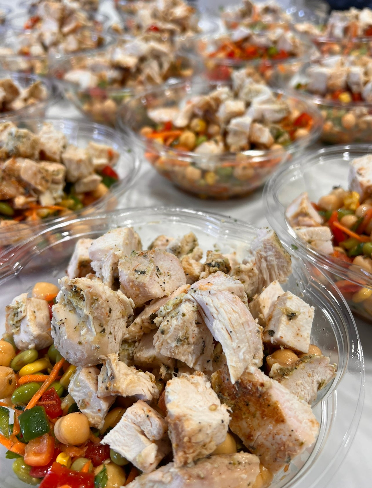 Ensalada suroeste de pollo y garbanzos